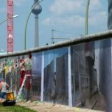 На Берлинскую стену повесили фотографии опасных пограничных зон