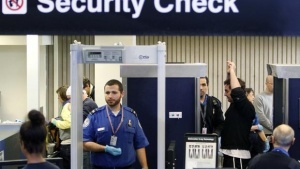 obnajennyi turist ukusil passajira v aeroportu bostona Обнаженный турист укусил пассажира в аэропорту Бостона