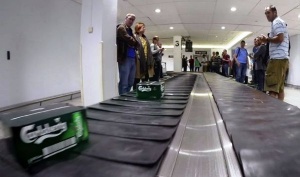 passajiry poluchili pivo vmesto bagaja v aeroportu londona Пассажиры получили пиво вместо багажа в аэропорту Лондона