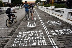 polosa dlya peshehodov s telefonami poyavilas v bangkoke Полоса для пешеходов с телефонами появилась в Бангкоке
