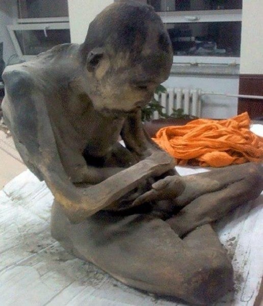 pochemu uchenye schitayut chto mumiya monaha jiva 3 Почему ученые считают, что мумия монаха жива?