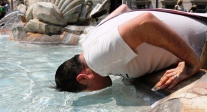 shtraf za kupanie v fontanah rima uvelichen v shest raz Штраф за купание в фонтанах Рима увеличен в шесть раз
