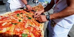 dvuhkilometrovuyu piccu prigotovili v neapole Двухкилометровую пиццу приготовили в Неаполе