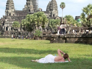 angkor vat teper nelzya poseshat v shortah i prozrachnoi odejde Ангкор Ват теперь нельзя посещать в шортах и прозрачной одежде