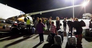 ukrainskie turisty samostoyatelno zagrujali bagaj v aeroportu egipta Украинские туристы самостоятельно загружали багаж в аэропорту Египта