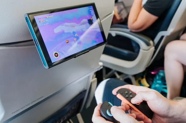 Mechanism vypustila adapter dlya krepleniya Steam Deck ili Switch 2 k otkidnomu stoliku v samolyote Mechanism выпустила адаптер для крепления Steam Deck или Switch 2 к откидному столику в самолёте