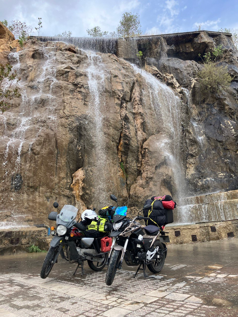 Рукотворный водопад в Мешхеде iz moskvy k persidskomu zalivu na motocikle 3 chast 17 Из Москвы к Персидскому заливу на мотоцикле. 3 часть