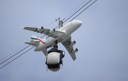 A380 Emirates parit nad kortami rolan garros v parije A380 Emirates парит над кортами Ролан Гаррос в Париже