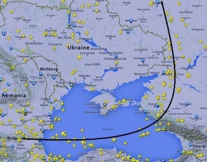 ekipaj rossiiskoi aviakompanii predlojil passajiram podpisat zayavlenie ob oblete ukrainy Экипаж российской авиакомпании предложил пассажирам подписать заявление об облете Украины