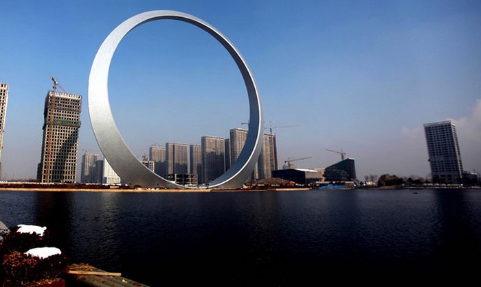 gigantskii neboskreb v forme kolca mojno uvidet v kitae Гигантский небоскреб в форме кольца можно увидеть в Китае