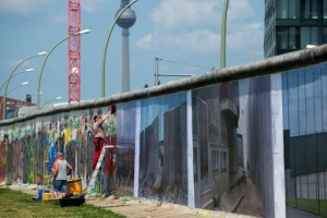 na berlinskuyu stenu povesili fotografii opasnyh pogranichnyh zon На Берлинскую стену повесили фотографии опасных пограничных зон