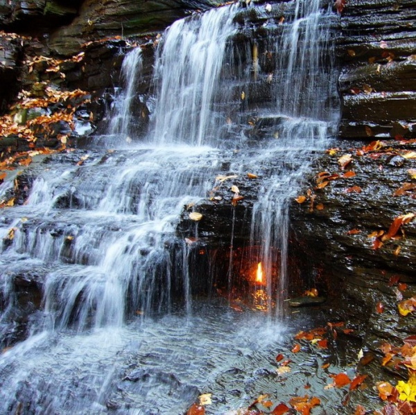 neobychnyi vodopad «vechnyi ogon» v nyu iorke Необычный водопад «Вечный огонь» в Нью Йорке