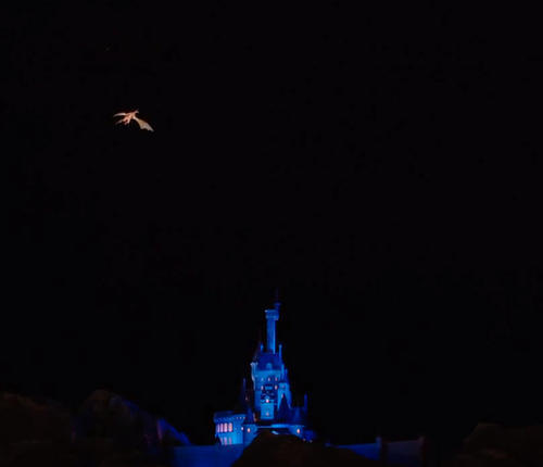 ognedyshashii drakon proletel nad Disney World vo floride Огнедышащий дракон пролетел над Disney World во Флориде