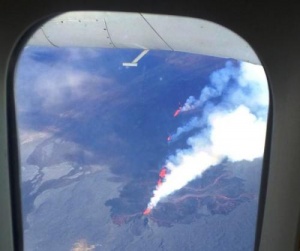 pilot sdelal krug nad vulkanom chtoby passajiry smogli ego rassmotret Пилот сделал круг над вулканом, чтобы пассажиры смогли его рассмотреть