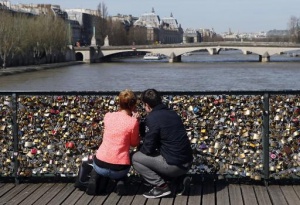 s mosta iskusstv v parije snimut zamki vlyublennyh С моста искусств в Париже снимут замки влюбленных