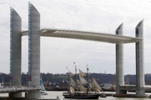 samyi bolshoi podemnyi most otkryli v bordo Самый большой подъемный мост открыли в Бордо