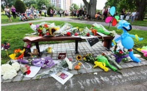 skameika v bostone stala memorialom pamyati robina uilyamsa Скамейка в Бостоне стала мемориалом памяти Робина Уильямса