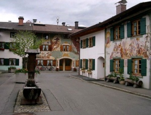skazochnye kartiny na domah mittenvalda v bavarii Сказочные картины на домах Миттенвальда в Баварии