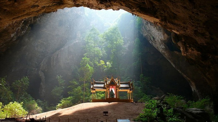 sliyanie prirody i drevnei arhitektury v tailandskoi peshere Слияние природы и древней архитектуры в таиландской пещере