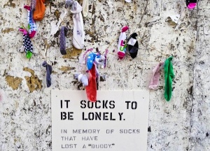 stena odinokih noskov v brukline Стена одиноких носков в Бруклине