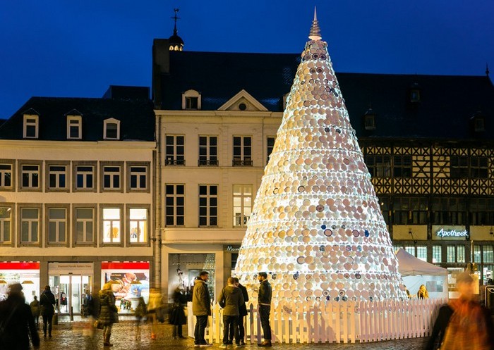 v belgii postavili novogodnyuyu elku iz posudy В Бельгии поставили новогоднюю елку из посуды