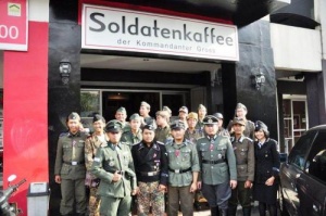 v indonezii vnov otkrylos nacistskoe kafe В Индонезии вновь открылось нацистское кафе