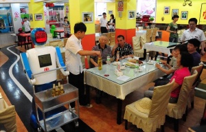 v kitaiskom restorane roboty zamenili oficiantov В китайском ресторане роботы заменили официантов