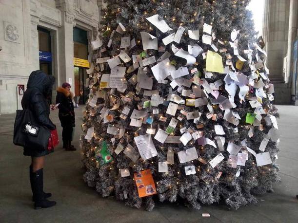 v milane mojno ostavit zapisku dedu morozu na elke В Милане можно оставить записку Деду Морозу на елке