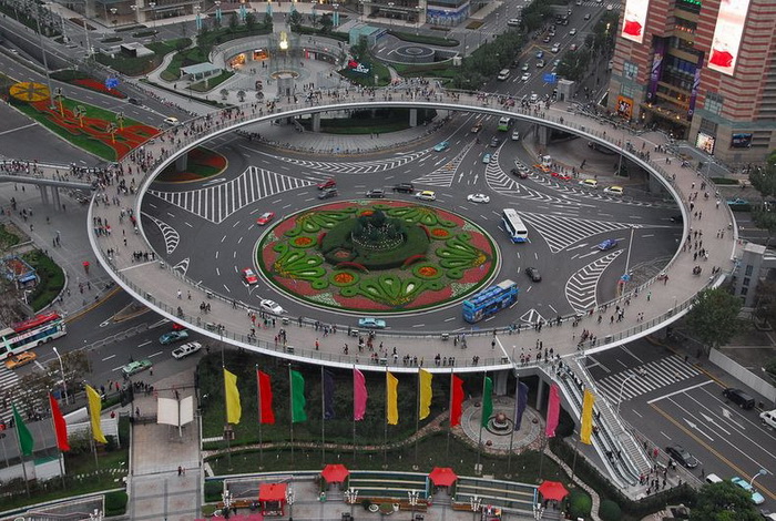 v shanhae postroili gigantskii kruglyi peshehodnyi perehod В Шанхае построили гигантский круглый пешеходный переход