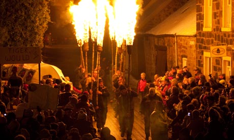 v shotlandii proidet novogodnee shestvie fakelov В Шотландии пройдет новогоднее шествие факелов