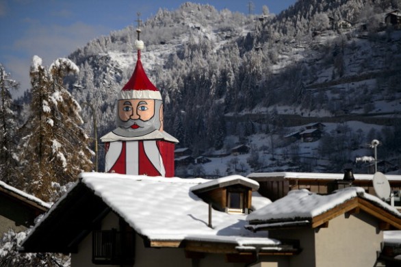 v shveicarii nahoditsya krupneishii santa klaus mira В Швейцарии находится крупнейший Санта Клаус мира