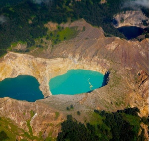 vulkanicheskie ozera kelimutu – trehcvetnoe chudo prirody Вулканические озера Келимуту – трехцветное чудо природы