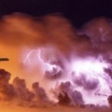 Молния ударила в пассажирский самолет в США