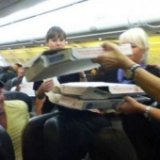 Пилот накормил пассажиров пиццей