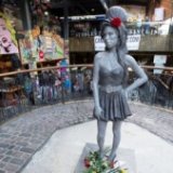 Памятник Эми Уайнхаус открыли в Лондоне