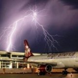 Пассажир заснял удар молнии в самолет