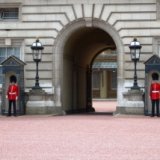 Гвардейца, развлекавшего туристов у Букингемского дворца, ждет расследование