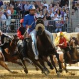 Итальянский городок Асти готовится к ежегодному конному турниру