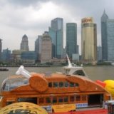 В бухте Шанхая появилась гигантская жареная утка