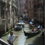 Венеция ужесточает правила перемещения по городским каналам