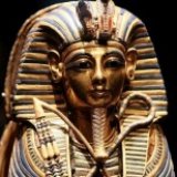 Сломана погребальная маска Тутанхамона в музее Каира