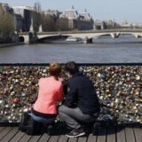 С моста искусств в Париже снимут замки влюбленных