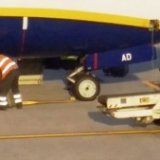 Сотрудников Ryanair засняли на видео выбрасывающими багаж на землю