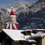 В Швейцарии находится крупнейший Санта-Клаус мира