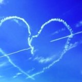 Пилот нарисовал в небе два сердца