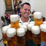 Немецкий официант установил рекорд по поднятым кружкам пива