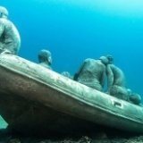 Памятник мигрантам установили на дне Атлантического океана