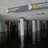В Акапулько затопило аэропорт
