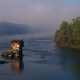 Дом посреди реки в Сербии