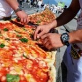 Двухкилометровую пиццу приготовили в Неаполе